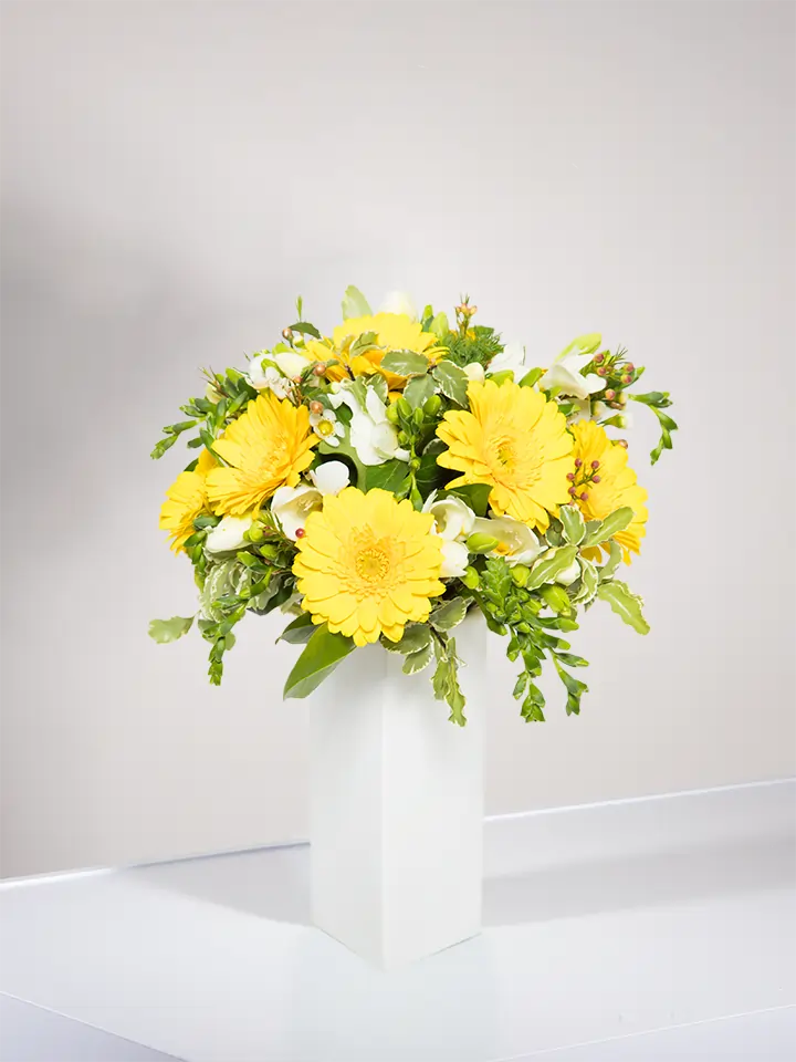 Bouquet di gerbere gialle e fiori bianchi